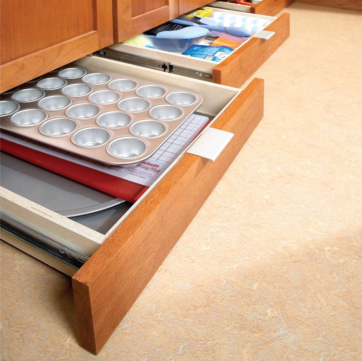 Рабочий стол для кухни с выдвижными ящиками