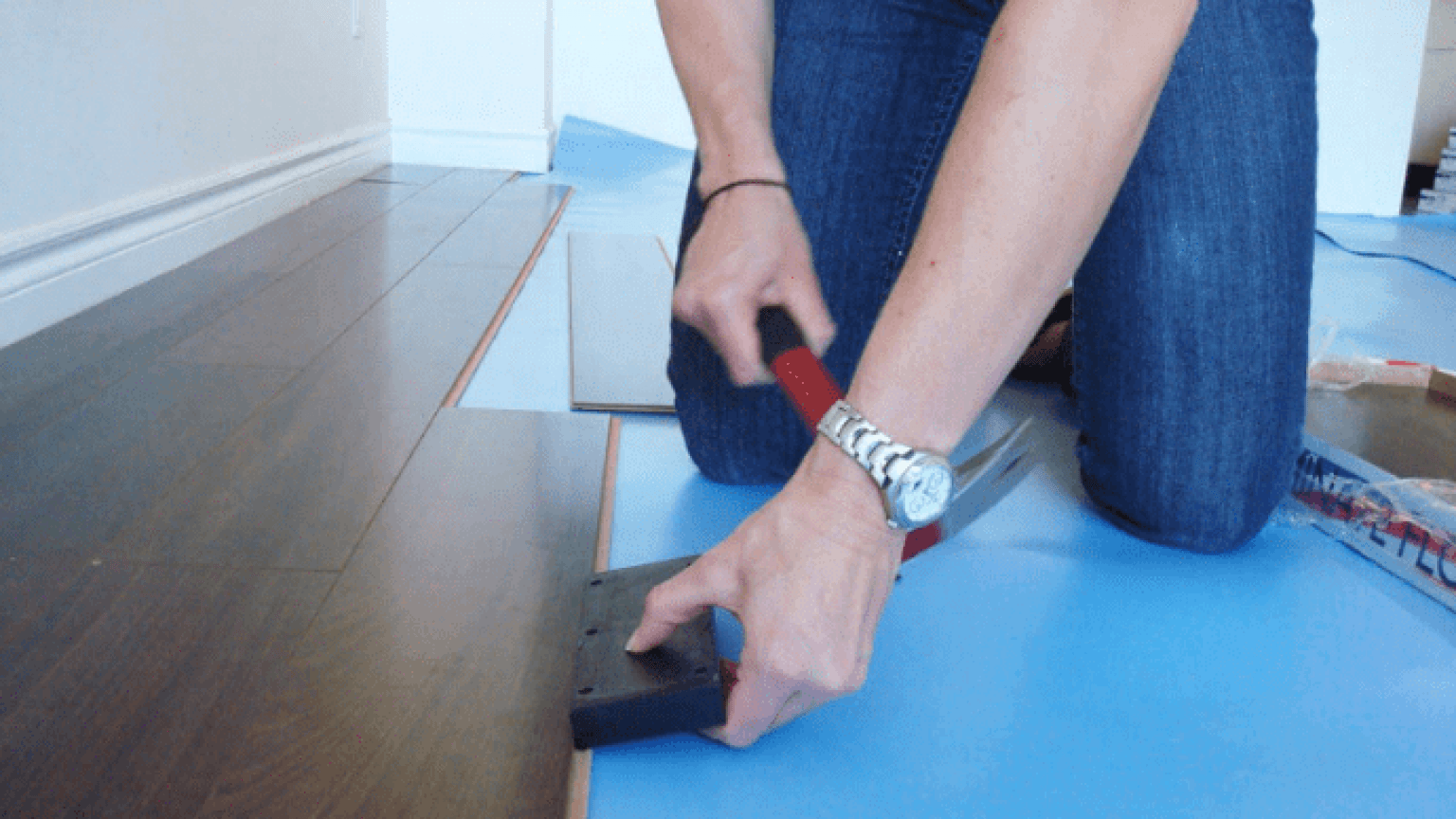 Как соединить плитку и ламинат на полу?